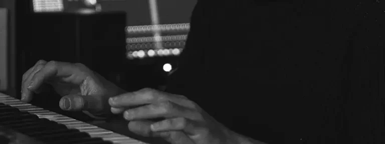 music-img-default